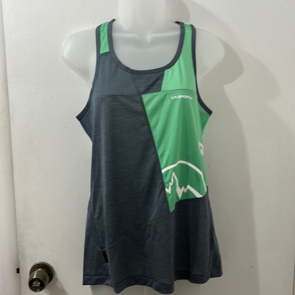 La Sportiva tank Size Large FITS TIGHT NWOT